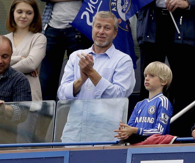 Dueño del Chelsea entrega control del club a fundación