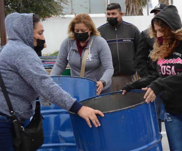 Donan Municipio a colonia contenedores para basura Donan Municipio a colonia contenedores para basura