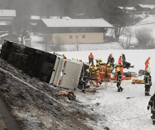 Vuelca autobús con turistas; 43 heridos Vuelca autobús con turistas; 43 heridos