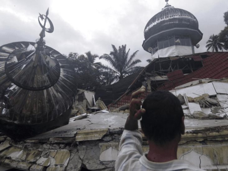 Reportan al menos 11 muertos tras sismo en Indonesia Reportan al menos 11 muertos tras sismo en Indonesia