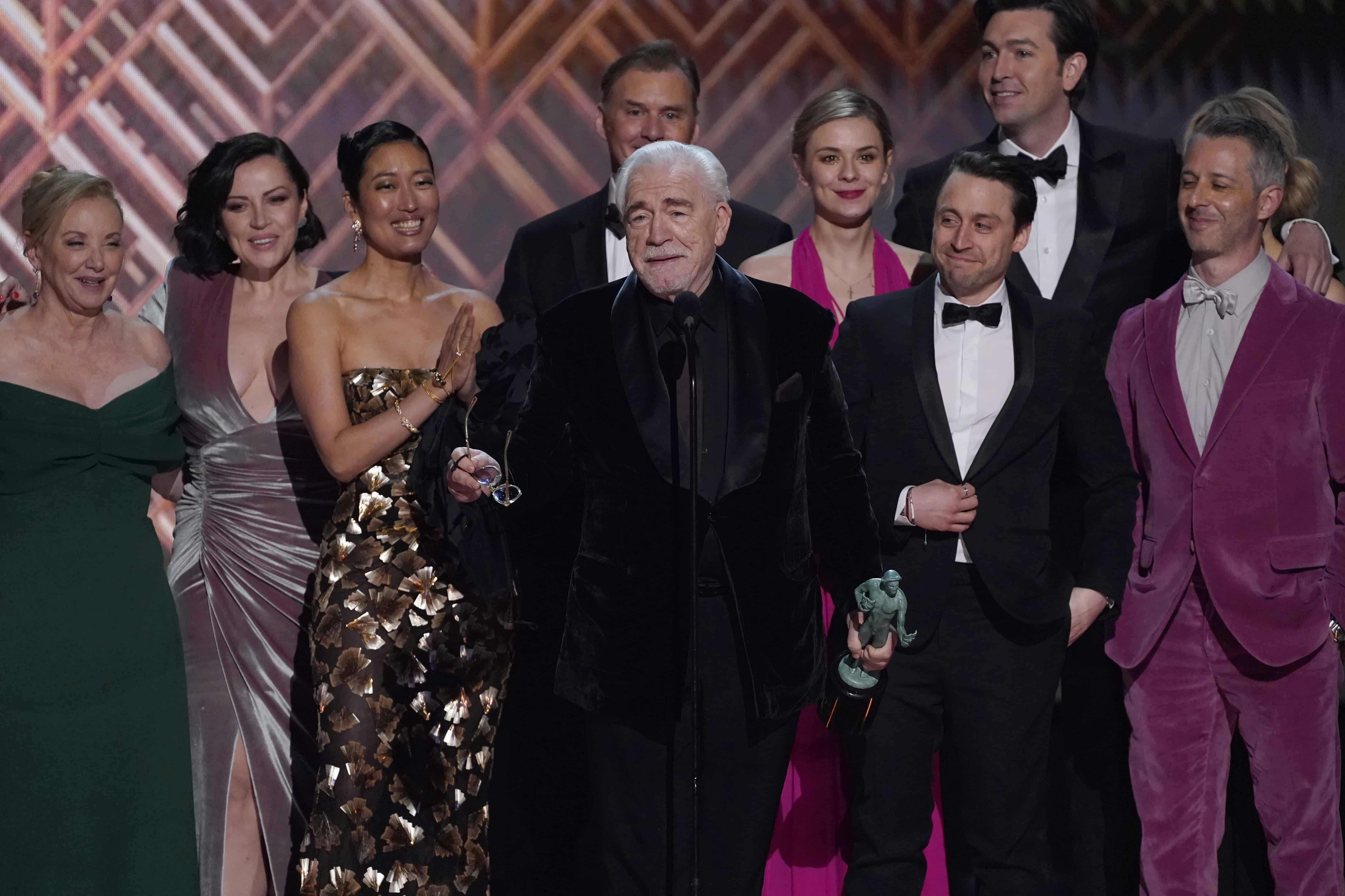 Brian Cox y el reparto de “Succession” reciben el Premio SAG al mejor elenco de una serie de drama.