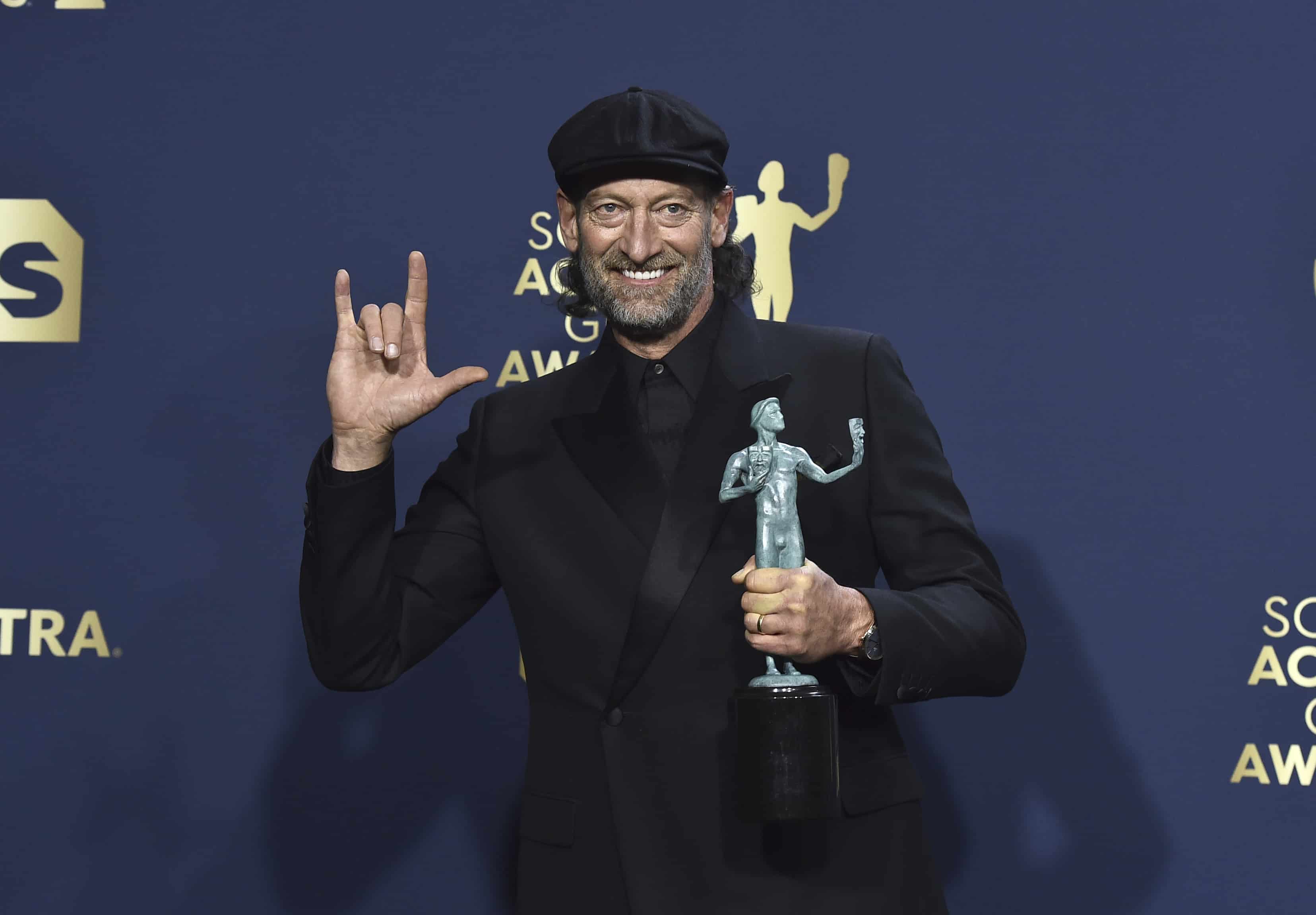 Troy Kotsur pasó a ser el único actor sordo en recibir un premio SAG.