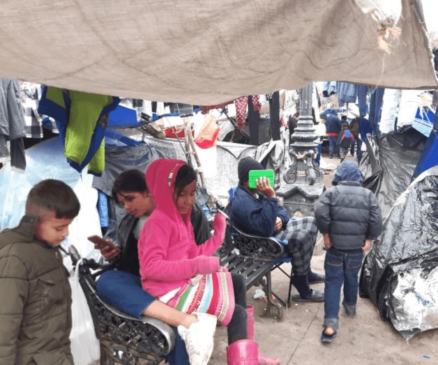Rechazan migrantes desalojo del campamento