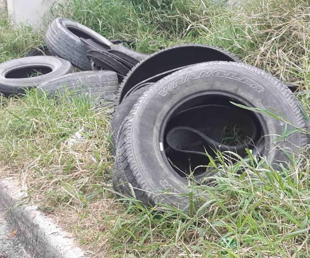 Convierten más baldíos en cementerio de llantas