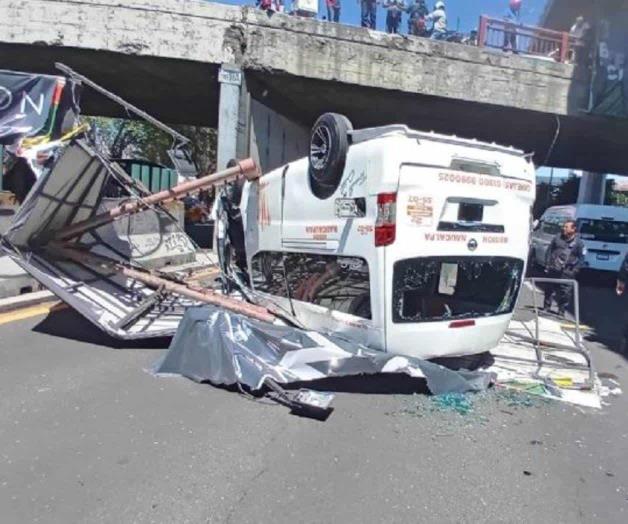 Combi cae desde un puente vehicular en Tlalnepantla