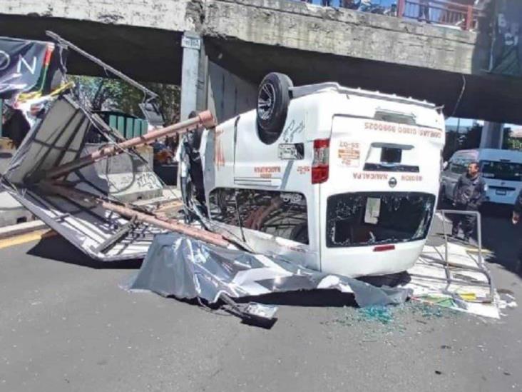 Combi cae desde un puente vehicular en Tlalnepantla Combi cae desde un puente vehicular en Tlalnepantla