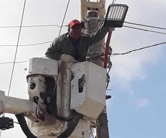 Restablecen alumbrado público en colonias