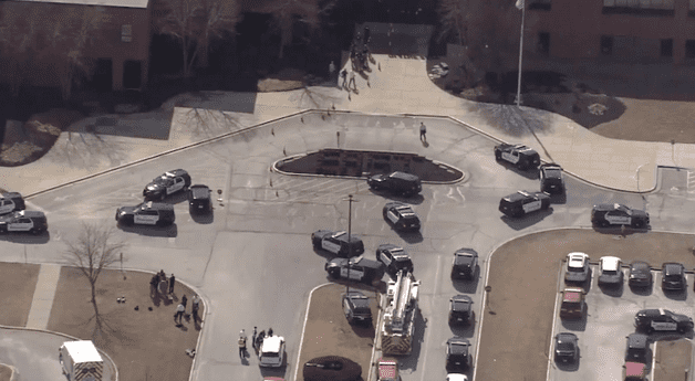 Hiere estudiante a dos personas