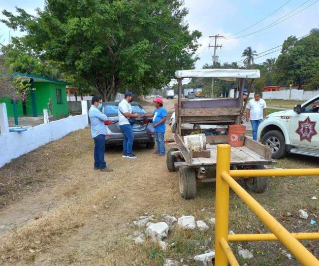 Choca carreta con auto estacionado 