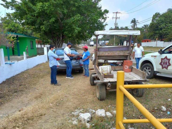 Choca carreta con auto estacionado Choca carreta con auto estacionado