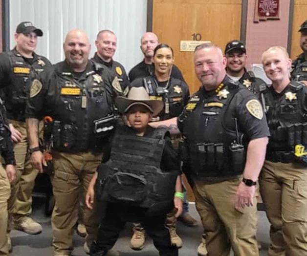 Niño de Texas es nombrado policía honorario de Nuevo México Niño de Texas es nombrado policía honorario de Nuevo México
