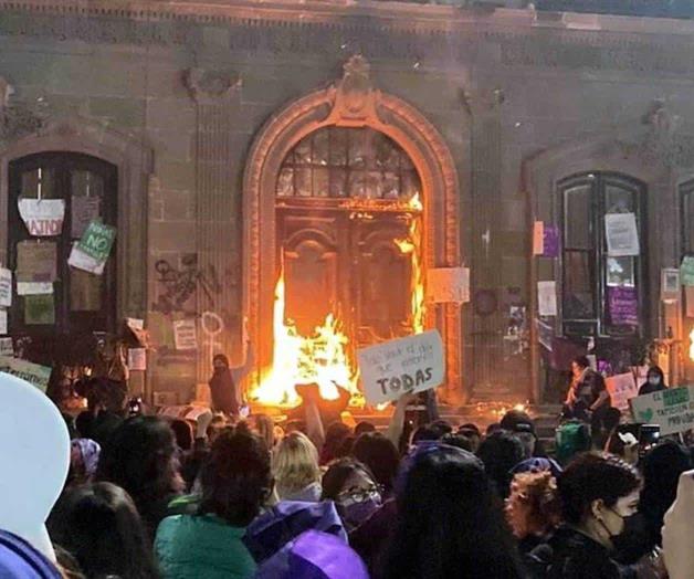 Arde la indignación feminista: incendian Palacio de Gobierno
