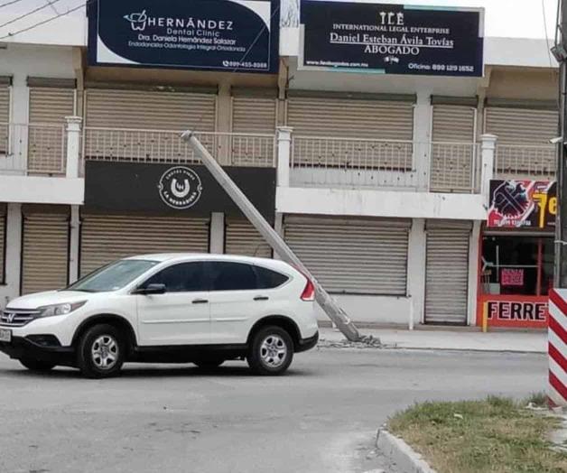 Peligran peatones con postes que podrían caerles encima