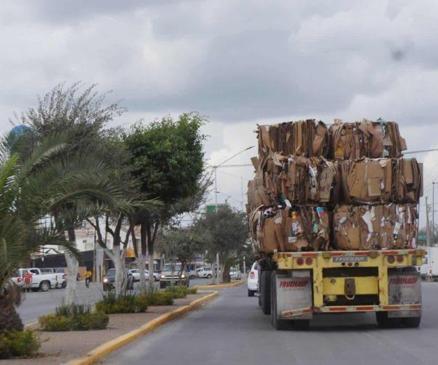 Acapara dos carriles camión con doble remolque