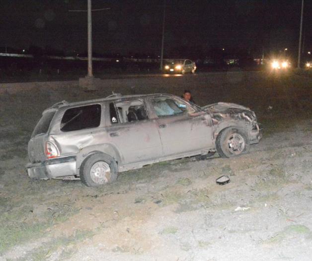 Vuelcan camioneta mujeres en el Libramiento Monterrey