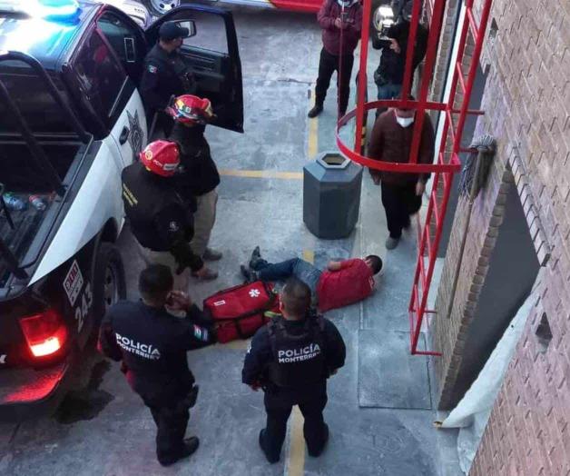 Trata de meterse a oficina pero cae de escalera