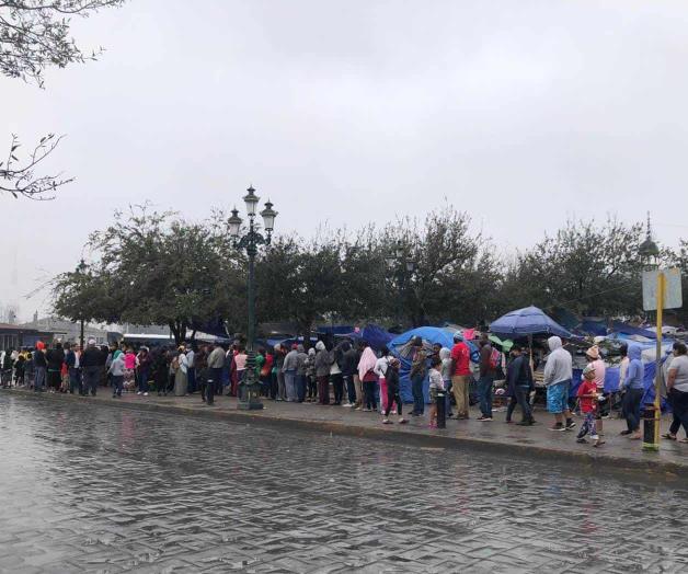 Emplazan a migrantes para  liberar plaza La República