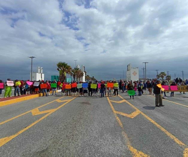 Protestan en playa Bagdad contra Conapesca