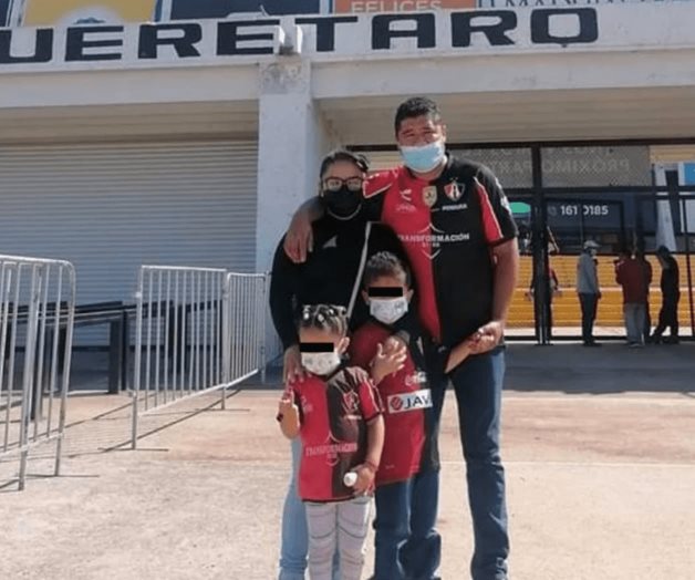 Aficionado de Atlas que protegió a su familia, Pagué 200 pesos por una chamarra del Querétaro Aficionado de Atlas que protegió a su familia, Pagué 200 pesos por una chamarra del Querétaro