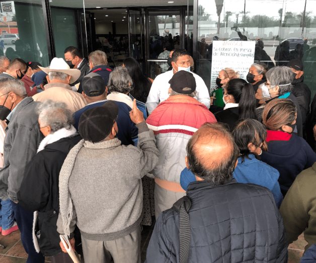 Madrugan abuelitos para recibir pensión