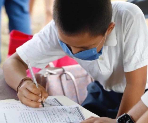 Entregan becas a estudiantes