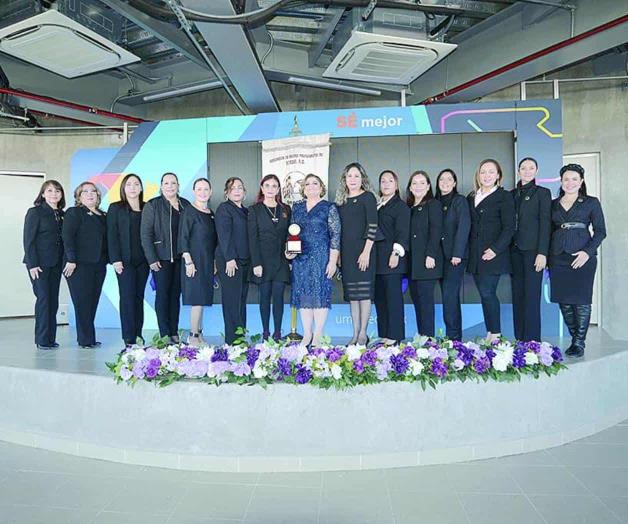 Entregan la presea Mujer Profesionista 2022 Entregan la presea Mujer Profesionista 2022