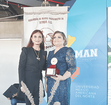 Entregan la presea Mujer Profesionista 2022 Entregan la presea Mujer Profesionista 2022