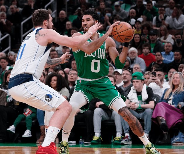 Doncic guía a Mavericks a la victoria Doncic guía a Mavericks a la victoria