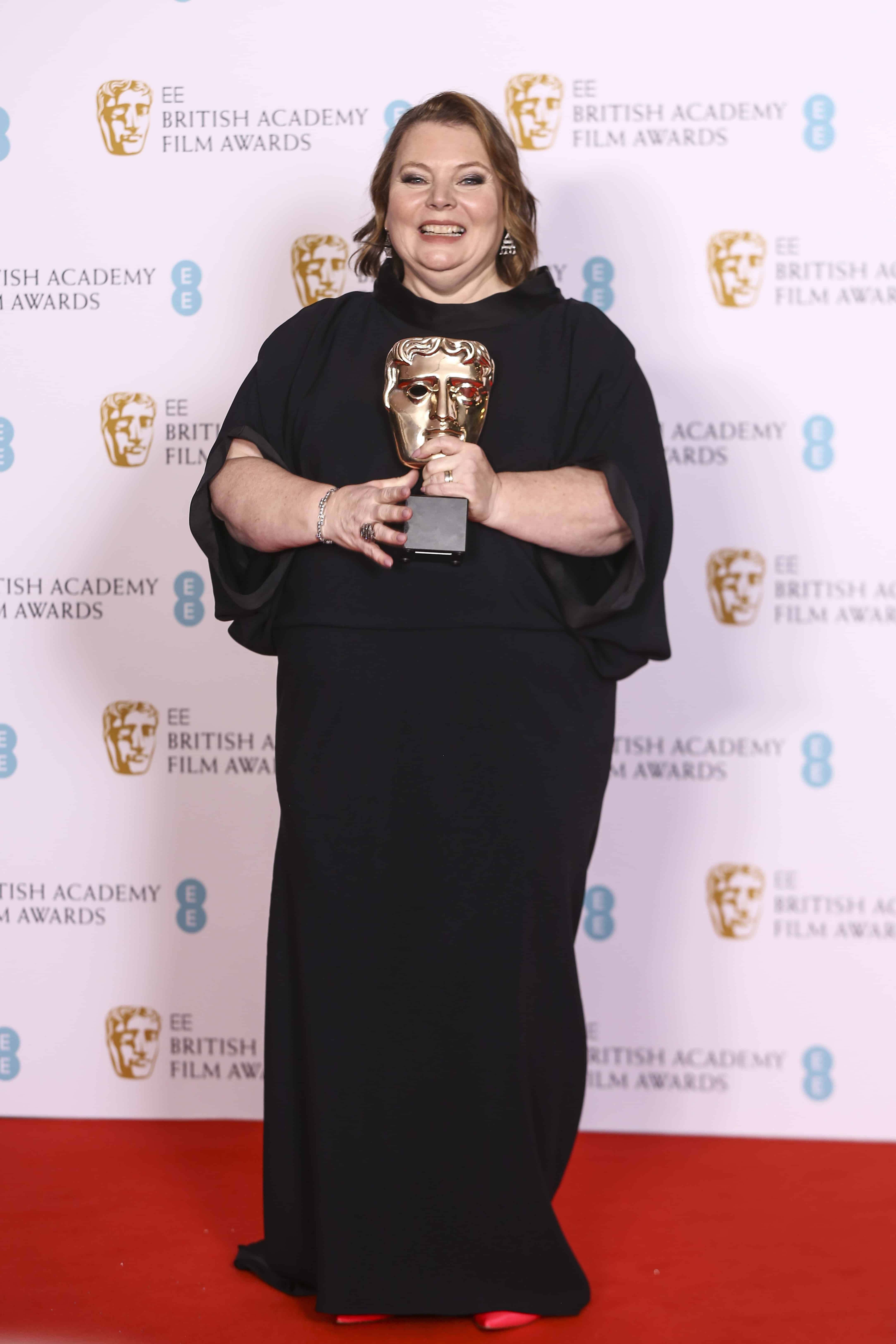 Joanna Scanlan besa su Premio BAFTA a la mejor actriz por “After Love”..jpg
