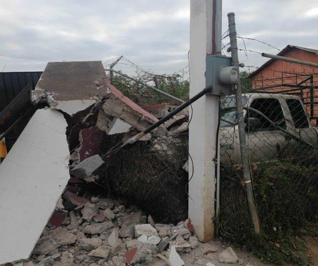 Termina carrera contra la barda de empresa gasera