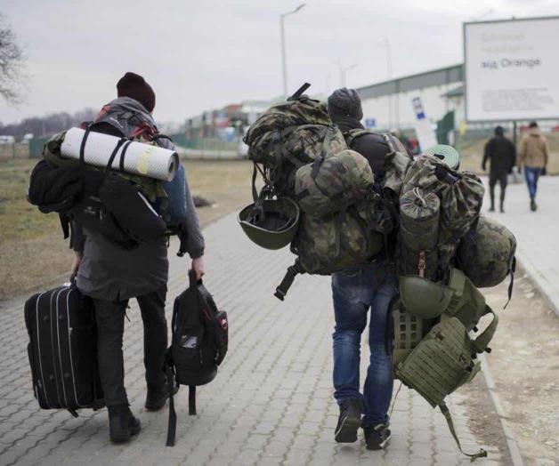 Combatientes extranjeros en Ucrania esperan armas en medio del caos de la guerra