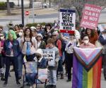Protestan familias de menores ´trans´