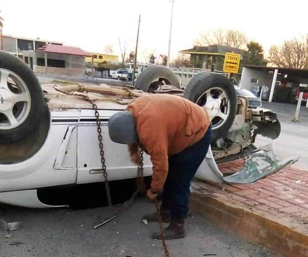 Vuelca por exceso de velocidad