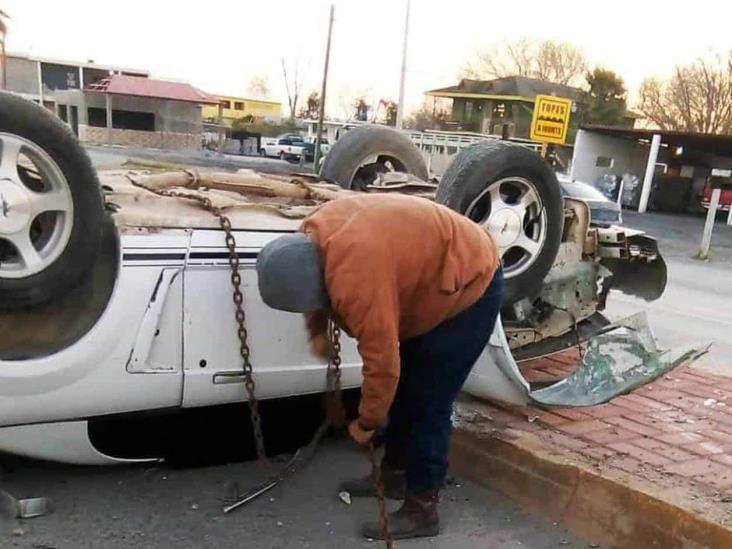 Vuelca por exceso de velocidad Vuelca por exceso de velocidad