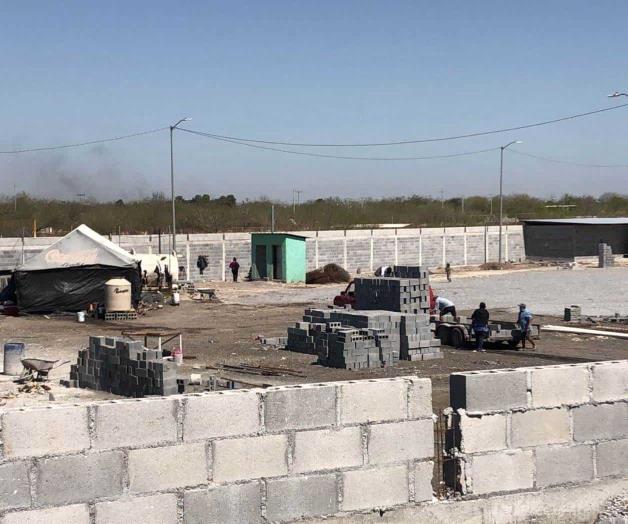 Frenan reubicación de migrantes por retraso en obras de albergue