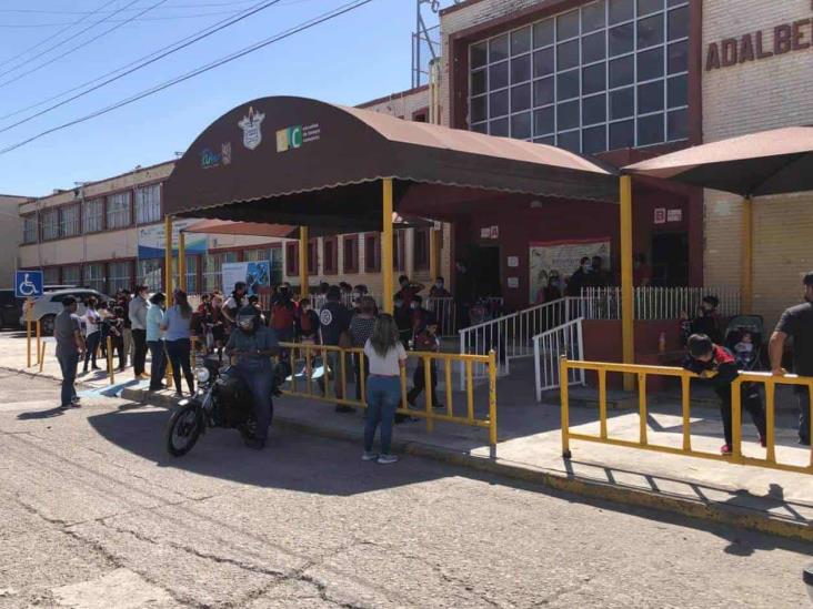 Van maestros en busca de alumnos Van maestros en busca de alumnos