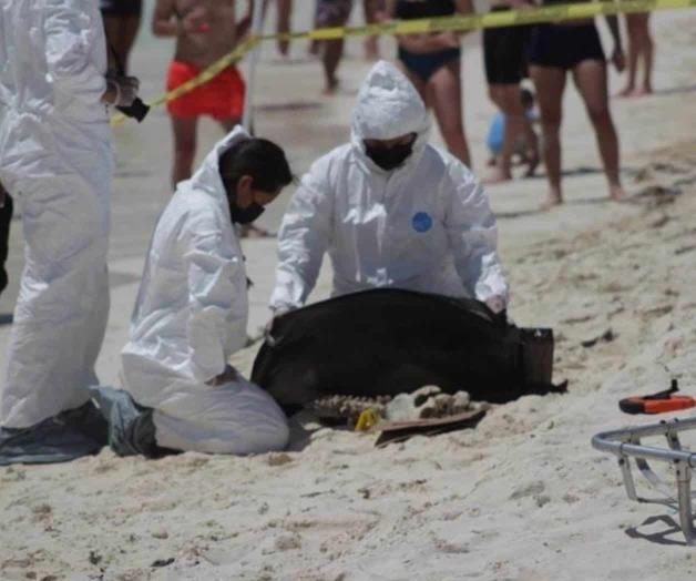Hallan turistas en playa de Cancún ¡huesos humanos!