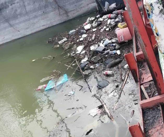 Contaminan el canal Rodhe con todo tipo de desechos Contaminan el canal Rodhe con todo tipo de desechos