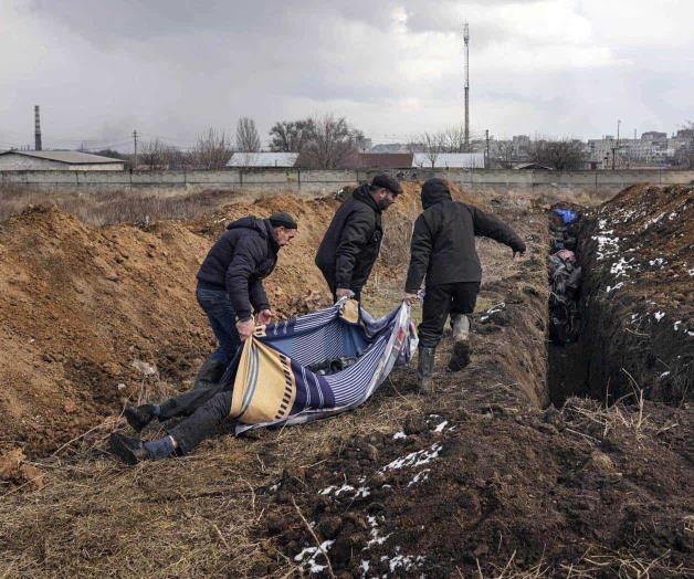 Cavan una enorme fosa común en la ciudad de Mariupol