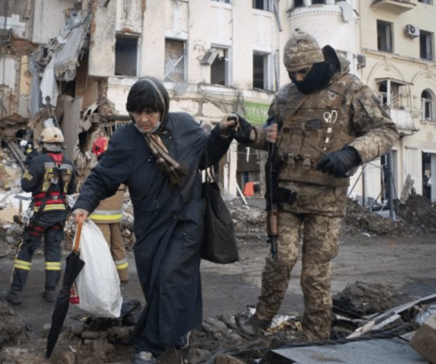 Cientos de personas quedaron atrapadas en teatro de Ucrania atacado por ataque aéreo Cientos de personas quedaron atrapadas en teatro de Ucrania atacado por ataque aéreo