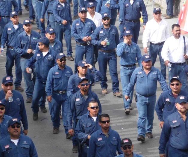 Petroleros desfilan por expropiación petrolera