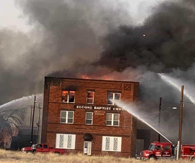 Esperan disminuyan vientos que avivan incendios