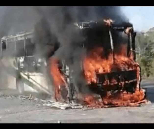 Asambleas comunitarias de Oaxaca protestan durante la visita de AMLO por el Istmo de Tehuantepec Asambleas comunitarias de Oaxaca protestan durante la visita de AMLO por el Istmo de Tehuantepec