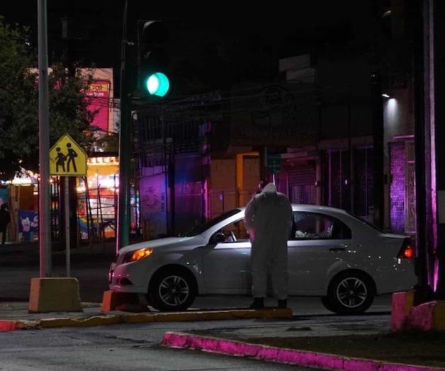 Ejecutan a hombre en auto en marcha