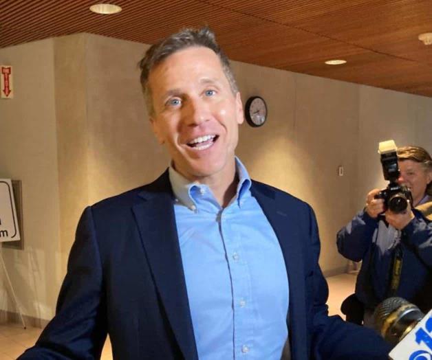 Acusa exesposa a exgobernador republicano