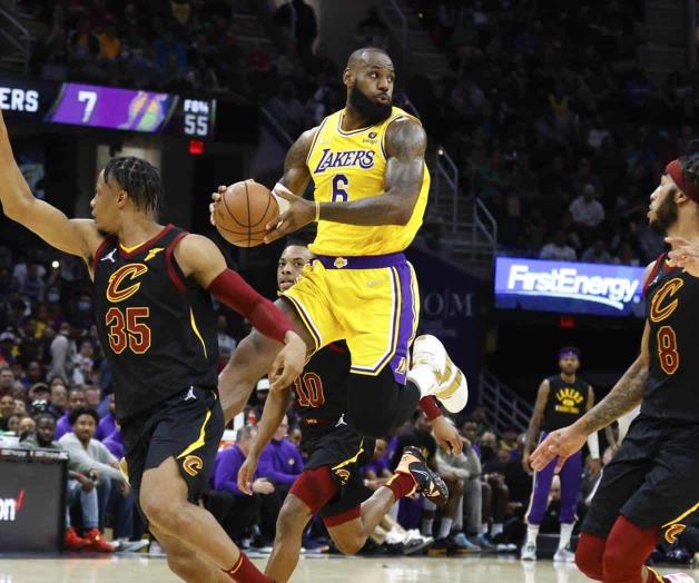 LeBron James anota 38 puntos y ganan Lakers