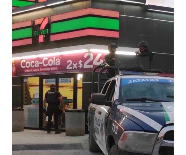 Amagan empleado con un machete