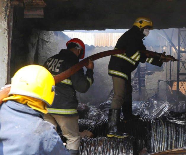 India: 11 muertos, 4 heridos en un incendio en un almacén