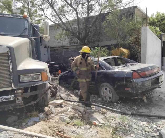 Arde una bodega de tractocamiones