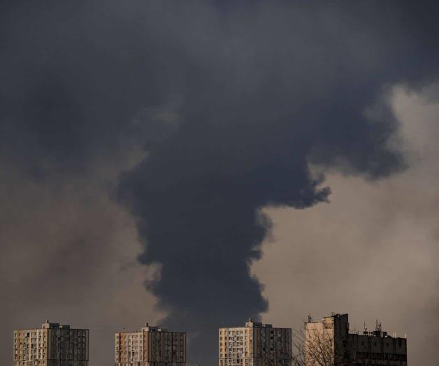 Ataque aéreo a teatro deja unos 300 muertos Ataque aéreo a teatro deja unos 300 muertos